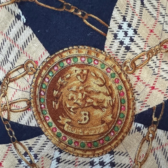 FREE Burberry with a $400with bundle purchase. - Picture 4 of 6